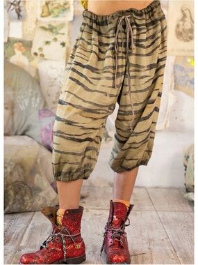 NWT Magnolia Pearl Tiger Capri La Jolla Joggers